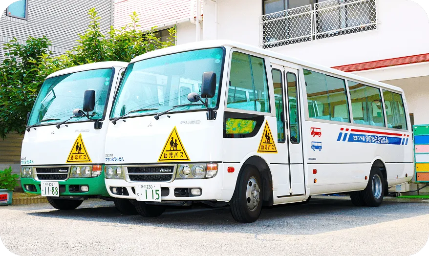 ２台の通園バスの写真