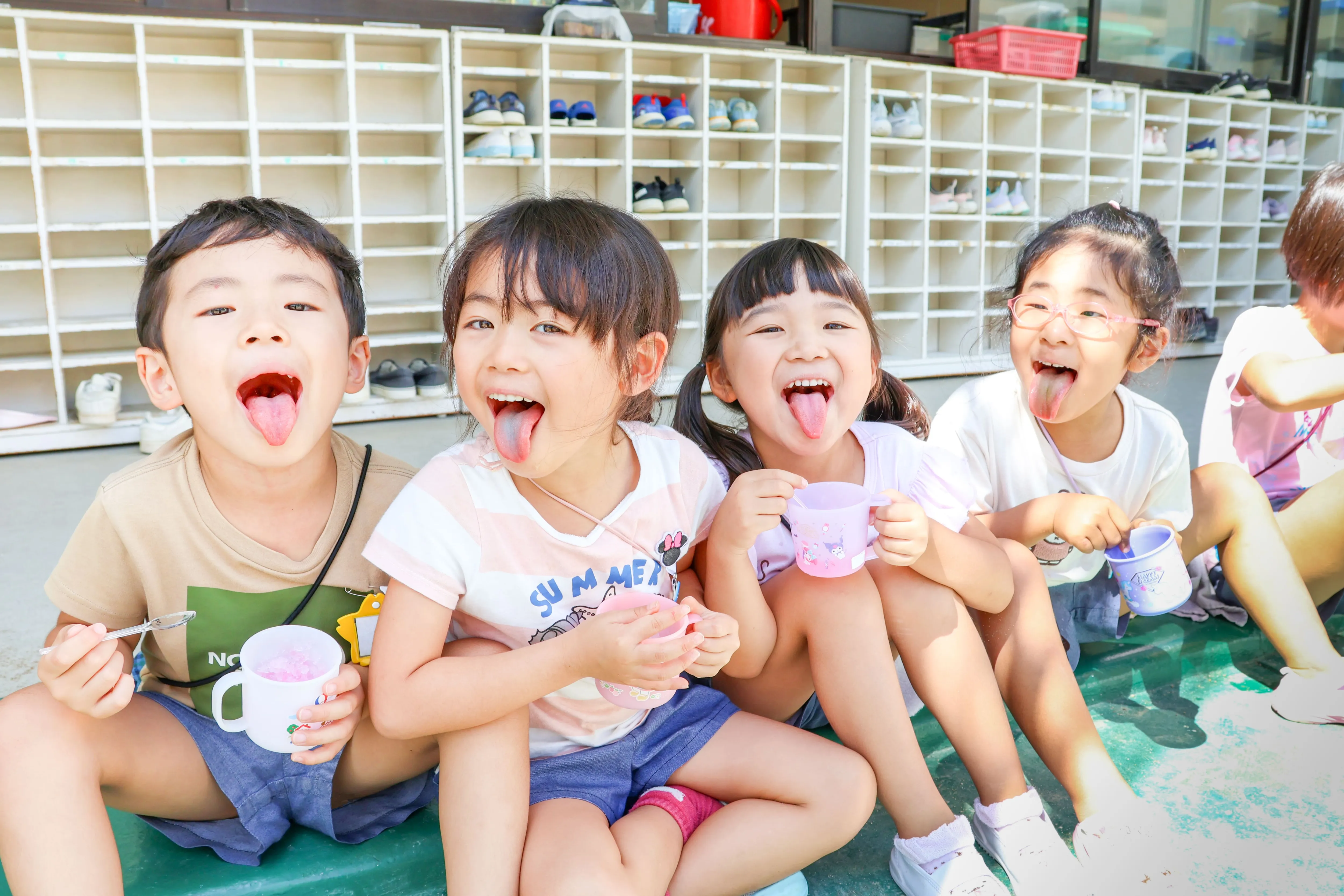 かき氷を食べる園児の様子